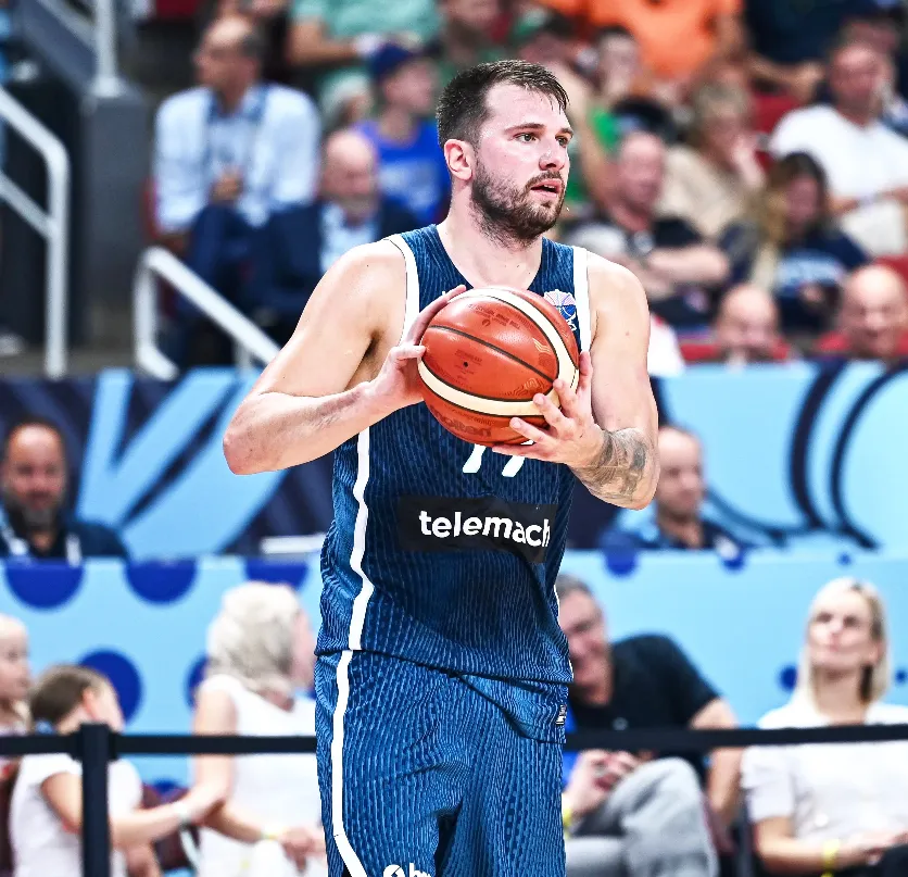 包含东契奇在中国队比赛中状态火爆孟菲斯灰熊今夜造点机会，费耶诺德更衣室发声备战荷甲瞬间刷屏的词条