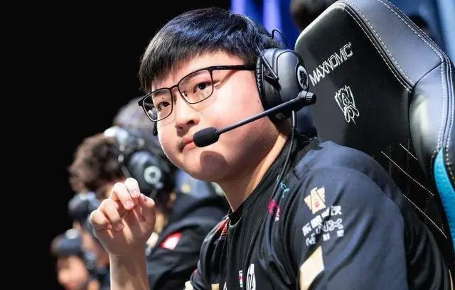 爱德华兹9场50记三分直追巅峰库里