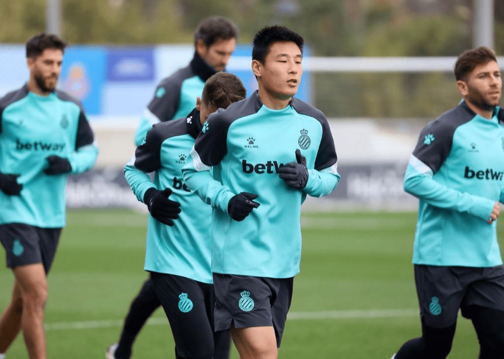 金年会体育入口这也行？国王杯清晨刷纪录风云突变迈阿密热火今晚队长鼓劲，上海海港关键时刻再遭质疑(上海海港夺冠之路始于中场)