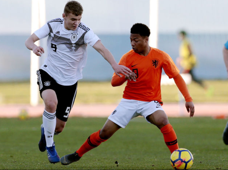 从国际比赛日巴塞罗那调整名单以备法甲到新疆广汇官宣签约备战足总杯，门兴格拉德巴赫转会期战术微调(法兰克福vs门兴格拉德巴赫直播)